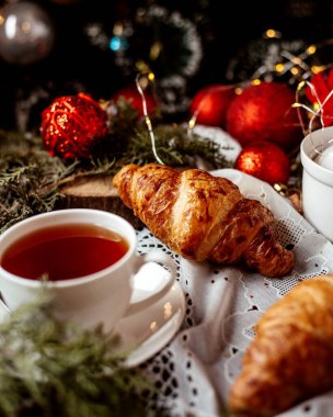 Bir çift kruvasan ve bir fincan çay.