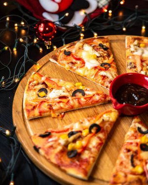 Soslu dilimlenmiş tavuk pizzası.