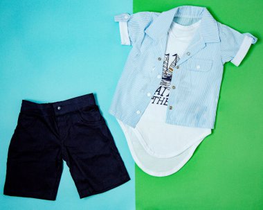 Erkek için bir çift kıyafet.