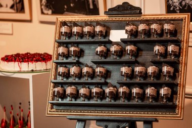 Çikolatalı tatlı ile cam bardaklar