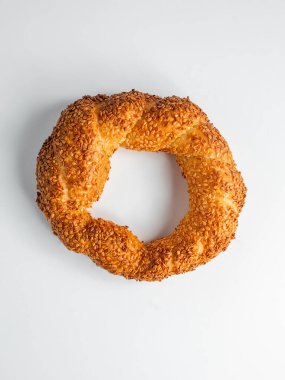 Türk simit dairesel ekmeğinin üst görünümü genellikle susam tohumlarıyla kaplıdır