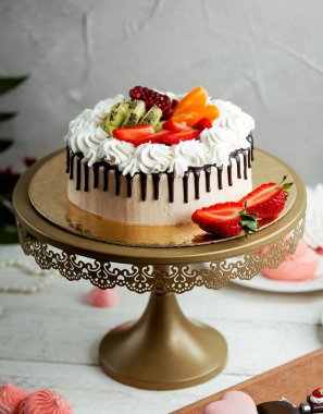 Meyveli çikolatalı kek.