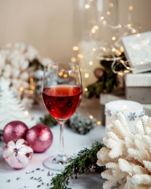 Bir bardak kırmızı meyve suyu.