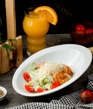 Klasik karides ve rendelenmiş parmesan salatası.