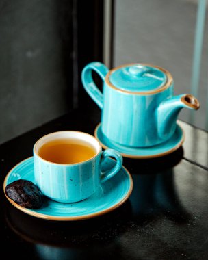 Siyah kurabiyeli bir fincan çay.