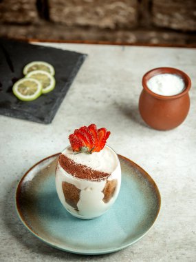 Dilimlenmiş çilekli kremalı tatlı.