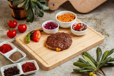 Salata ile servis edilen et pirzolası.