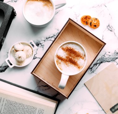 Tarçınlı ve şekerli bir fincan kahve