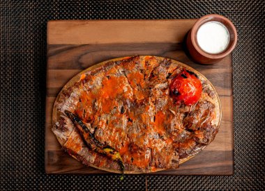 İskender, kızarmış domates, biber ve gatyk ile ekmeğin üzerinde donör.