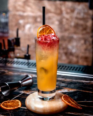 Meyve dilimli limonlu buz kokteyli