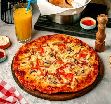 Pizza polo funghi masada.