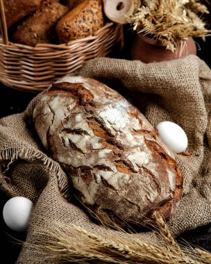 Masada siyah ekmek ve yumurta