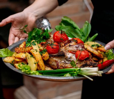 Patates ve domatesli kızarmış tavuk.