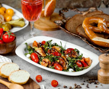 Krombacher salatası, simit ve meyve suyu.