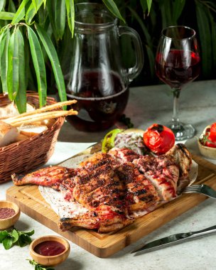 Tütsülenmiş domates biberi ve taze soğan dilimleriyle servis edilen ızgara tavuk.