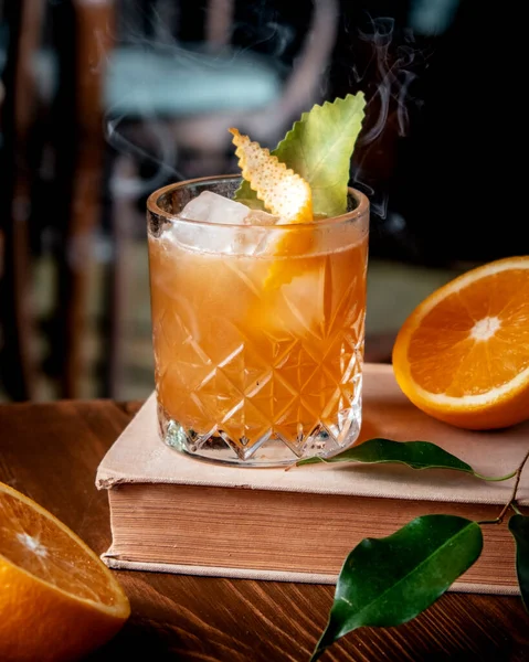 Orangencocktail Mit Eis Auf Dem Tisch — Stockfoto
