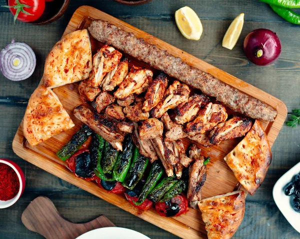 Kızarmış tavuk, kebap, pirzola, kebap ve ızgara biber.