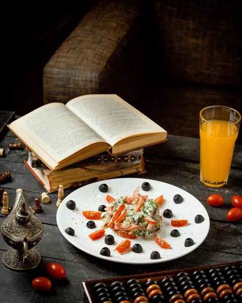 식탁에 토마토와 마요네즈가 샐러드 — 스톡 사진
