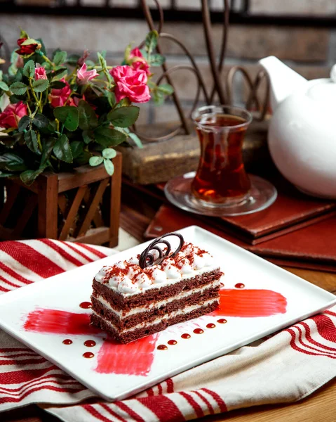 Pastel Terciopelo Rojo Porcionado Decorado Con Chocolate — Foto de Stock