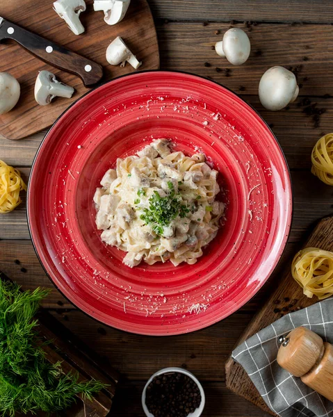 Fettuccine Alfredo Con Pollo Champiñones Parmesano Hebs —  Fotos de Stock