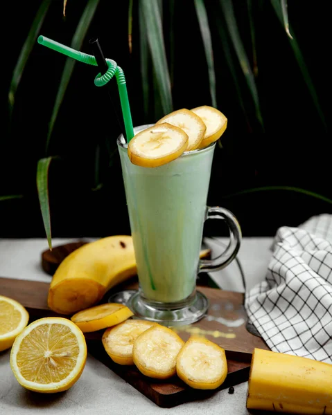 Batido Banana Com Fatias Banana Topo — Fotografia de Stock