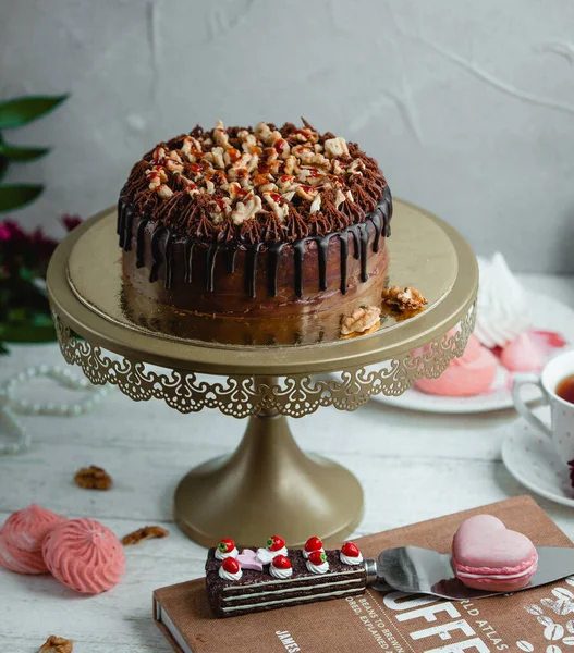 Bolo Coberto Com Chocolate Nozes — Fotografia de Stock