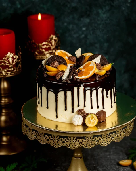 チョコレートドリップケーキにオレンジチョコレートクッキーとワッフル — ストック写真