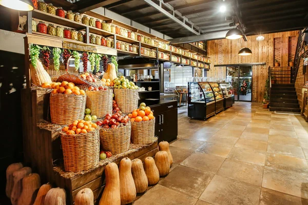 Çeşitli meyveli market.