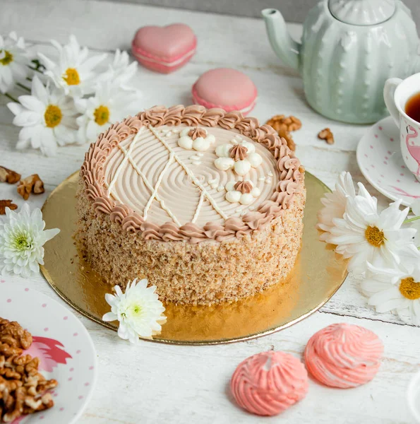 テーブルの上にピンクのクリーム入りのハニーケーキ — ストック写真