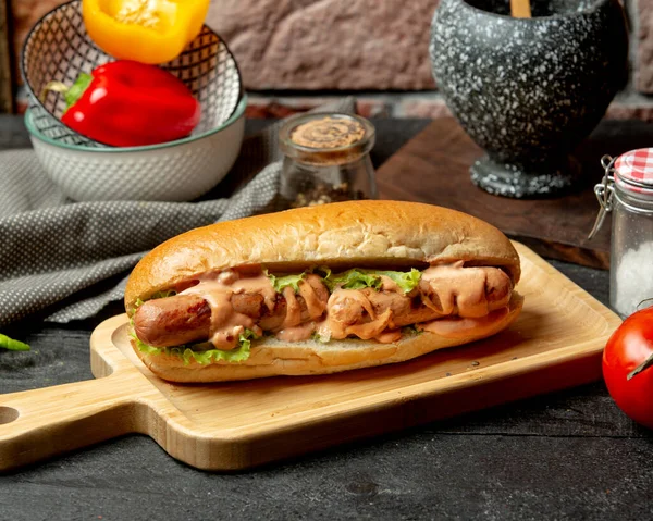 Sosis Sandwich Dengan Saus Pedas Dan Selada — Stok Foto