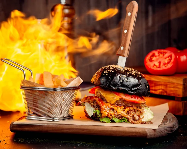 Braune Käseburger Und Pommes Frites — Stockfoto