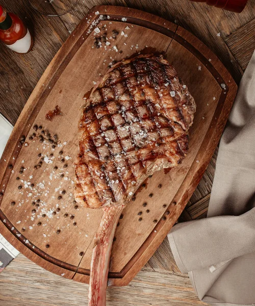 Top View Ribeye Steak Served Wooden Board — Free Stock Photo