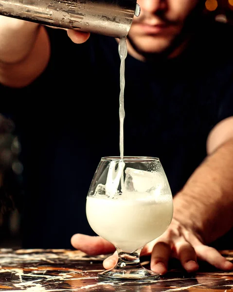 Bartender Pours Cocktail Glass — Stock Photo, Image