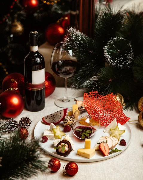 Käseteller Mit Früchten Und Marmelade — Stockfoto