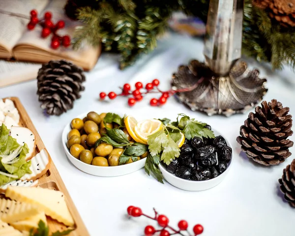 Käseteller Mit Olivengurken — Stockfoto