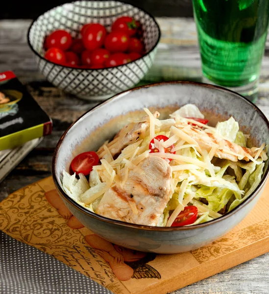 Sallad Caesar Med Kyckling Bordet — Stockfoto