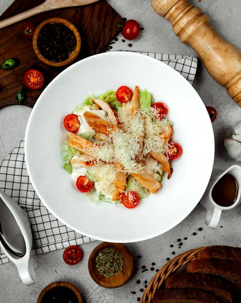 Caesar Salad Dengan Fillet Ayam — Stok Foto