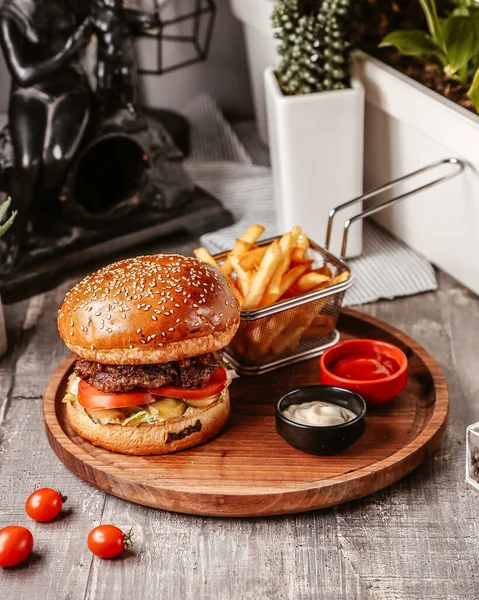 Hambúrguer Com Pão Gergelim Batatas Fritas — Fotografia de Stock