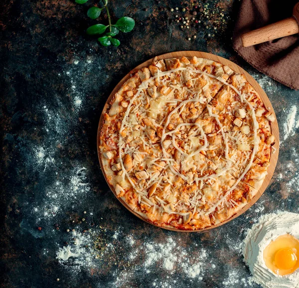 Gemengde Pizza Belegd Met Extra Kaas — Stockfoto