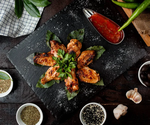 Gebakken Kippenvleugels Met Saus Bovenaanzicht — Stockfoto