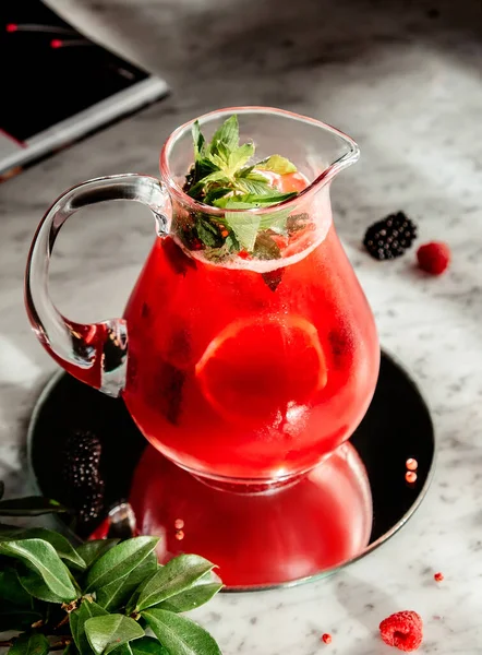 Limonada Maracuyá Con Albahaca Sobre Mesa —  Fotos de Stock