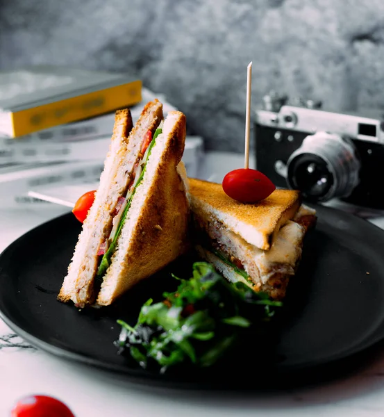 Sandwich Club Avec Tomate Sur Dessus Herbes — Photo