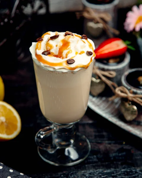 Καφέ Καραμέλα Latte Στο Τραπέζι — Φωτογραφία Αρχείου