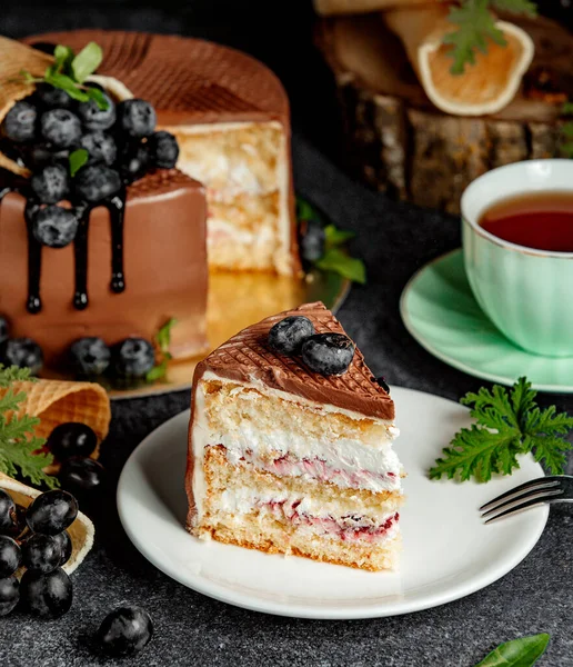 Кусок Шоколадного Торта Ягодами — стоковое фото