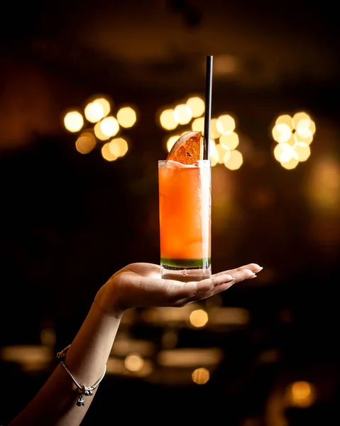 Vrouw Hand Holding Grapefruit Cocktail Met Zwart Stro — Stockfoto