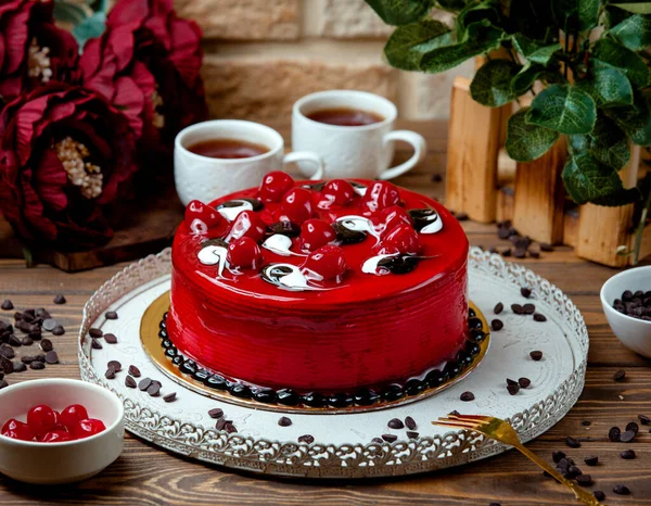 テーブルの上にお茶入りの赤いケーキ — ストック写真