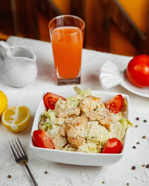 Salată Cezar Pui Salată Verde Roșii Parmezan Umplutură Pâine — Fotografie de stoc gratuită