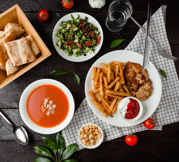 Sopa Tomate Ensalada Verduras Pollo Con Papas Fritas —  Fotos de Stock