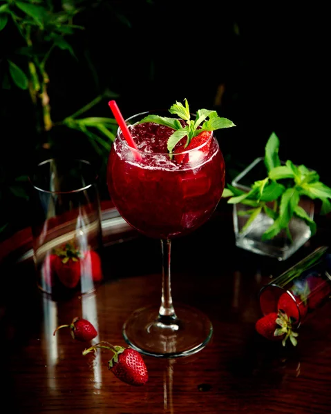 Cocktail Aux Fraises Avec Glace Sur Table — Photo