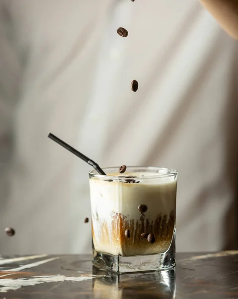 Μπάρμαν Ψεκάζει Κόκκους Καφέ Παγωμένο Ρόφημα Καφέ — Φωτογραφία Αρχείου